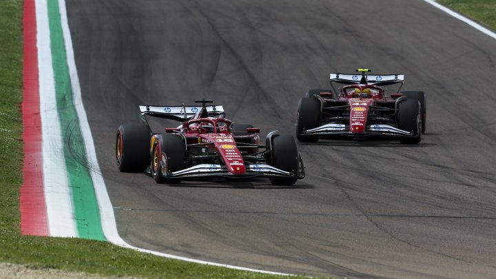Lewis Hamilton a Charles Leclerc v Imole