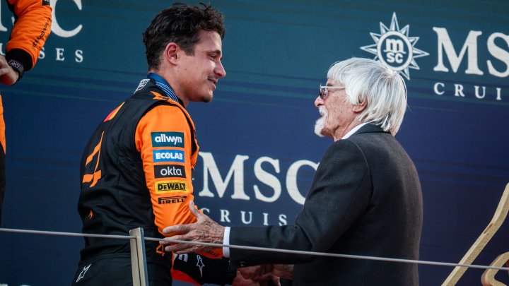 Bernie Ecclestone předává Landu Norrisovi vítěznou medaili