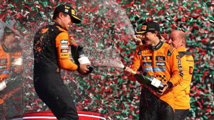 Lando Norris si vychutnává vítězství na Hungaroringu 2025.