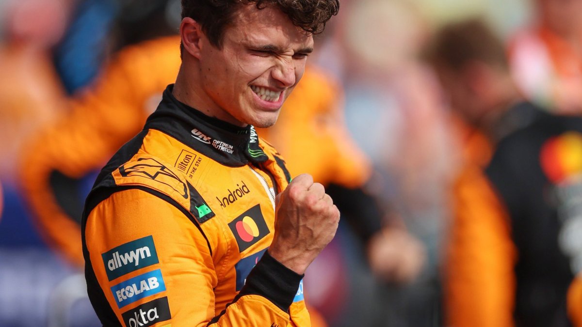 Lando Norris si vychutnává vítězství na Hungaroringu 2025.