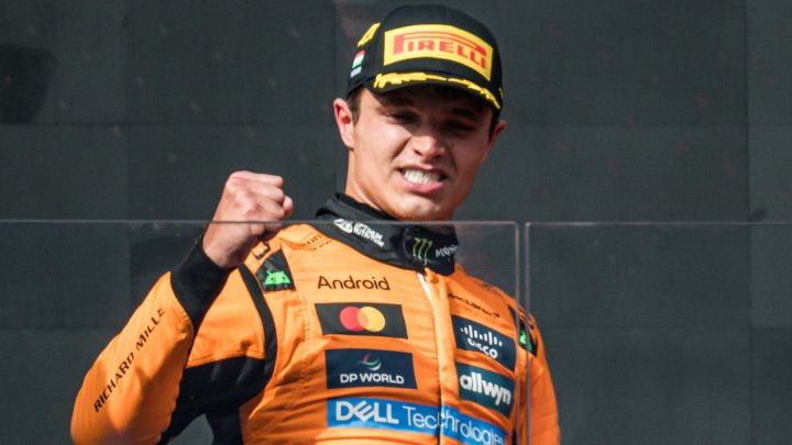 Lando Norris slaví vítězství v Maďarsku 2025.