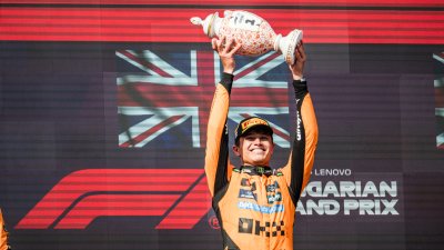 Lando Norris slaví vítězství v Maďarsku 2025.