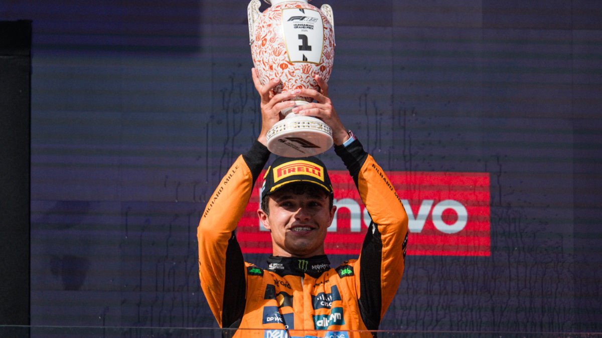 Lando Norris slaví vítězství v Maďarsku 2025.