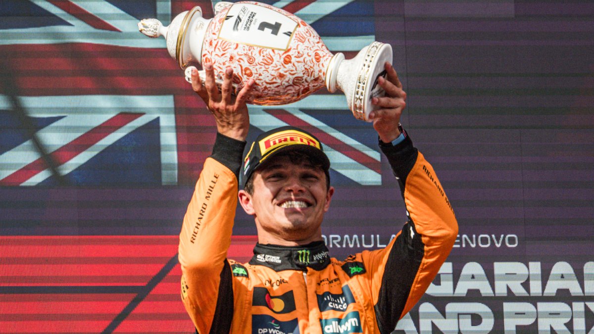 Lando Norris slaví vítězství v Maďarsku 2025.