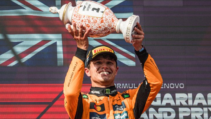Lando Norris slaví vítězství v Maďarsku 2025.