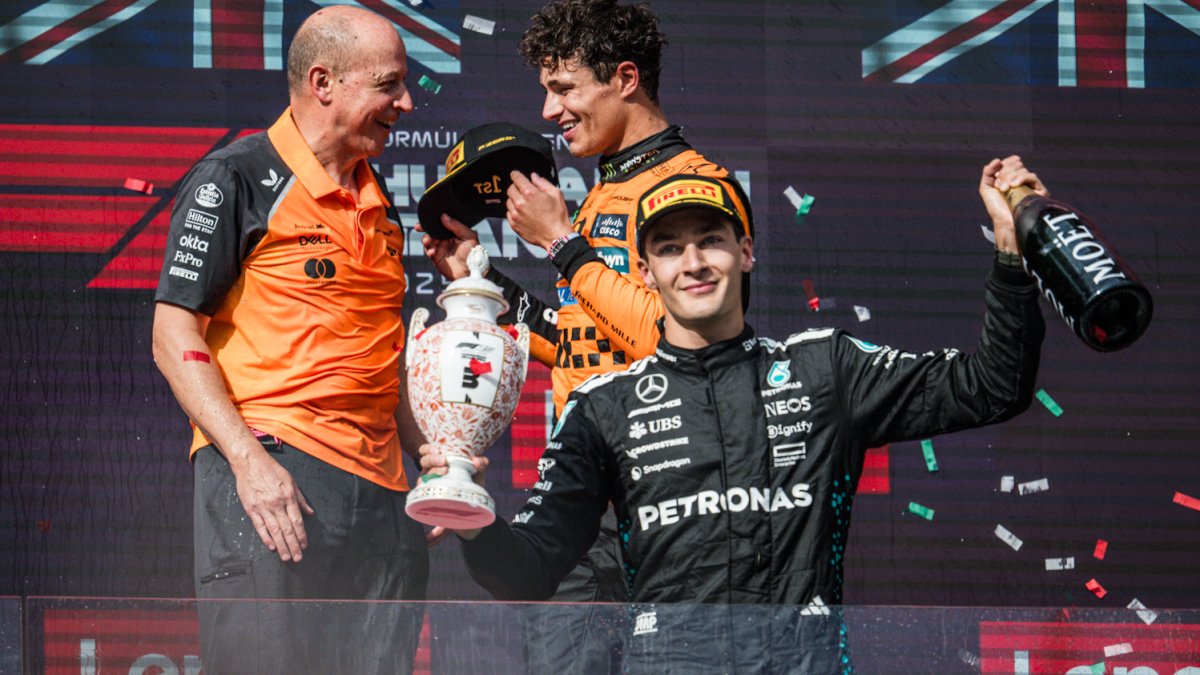 Lando Norris a George Russell slaví v Maďarsku 2025.
