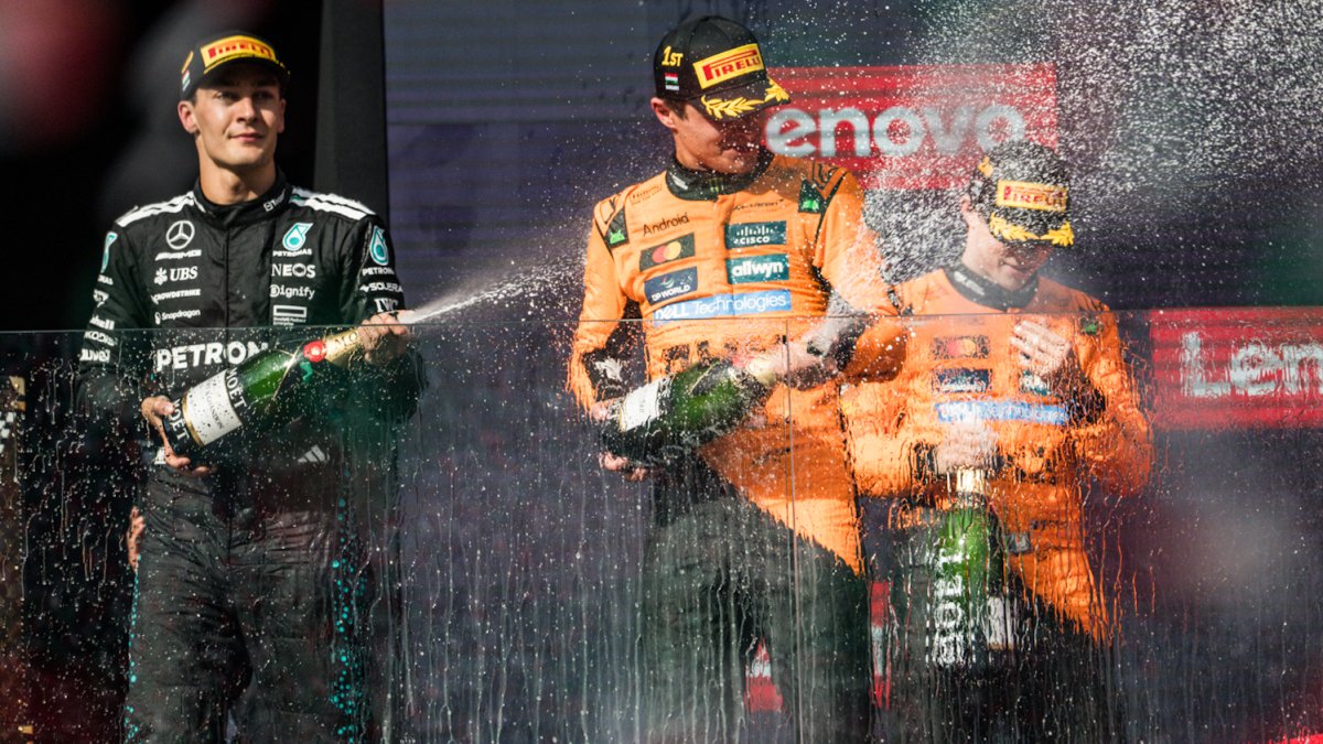 George Russell, Oscar Piastri a Lando Norris slaví v Maďarsku 2025.