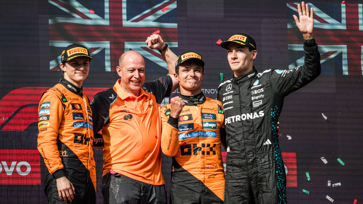George Russell, Oscar Piastri a Lando Norris slaví v Maďarsku 2025.