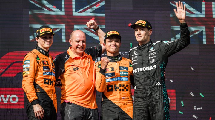 George Russell, Oscar Piastri a Lando Norris slaví v Maďarsku 2025.