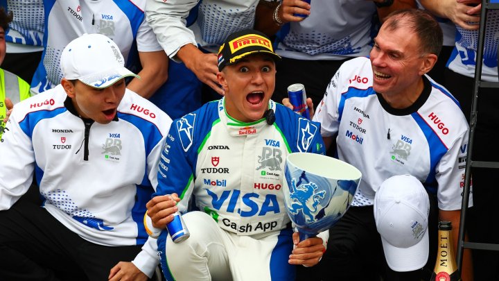 Isack Hadjar v momentě, co si rozbil první trofej