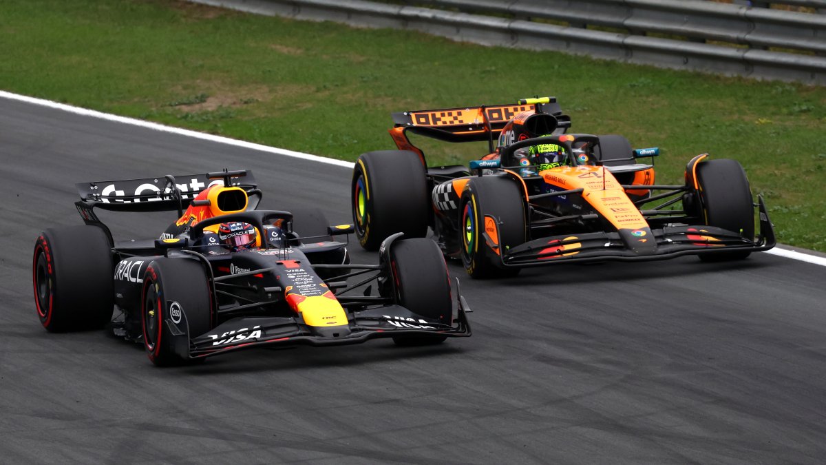 Lando Norris a Max Verstappen v Holandsku