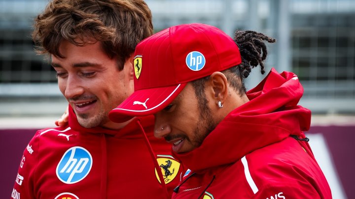 Charles Leclerc a Lewis Hamilton v Baku
