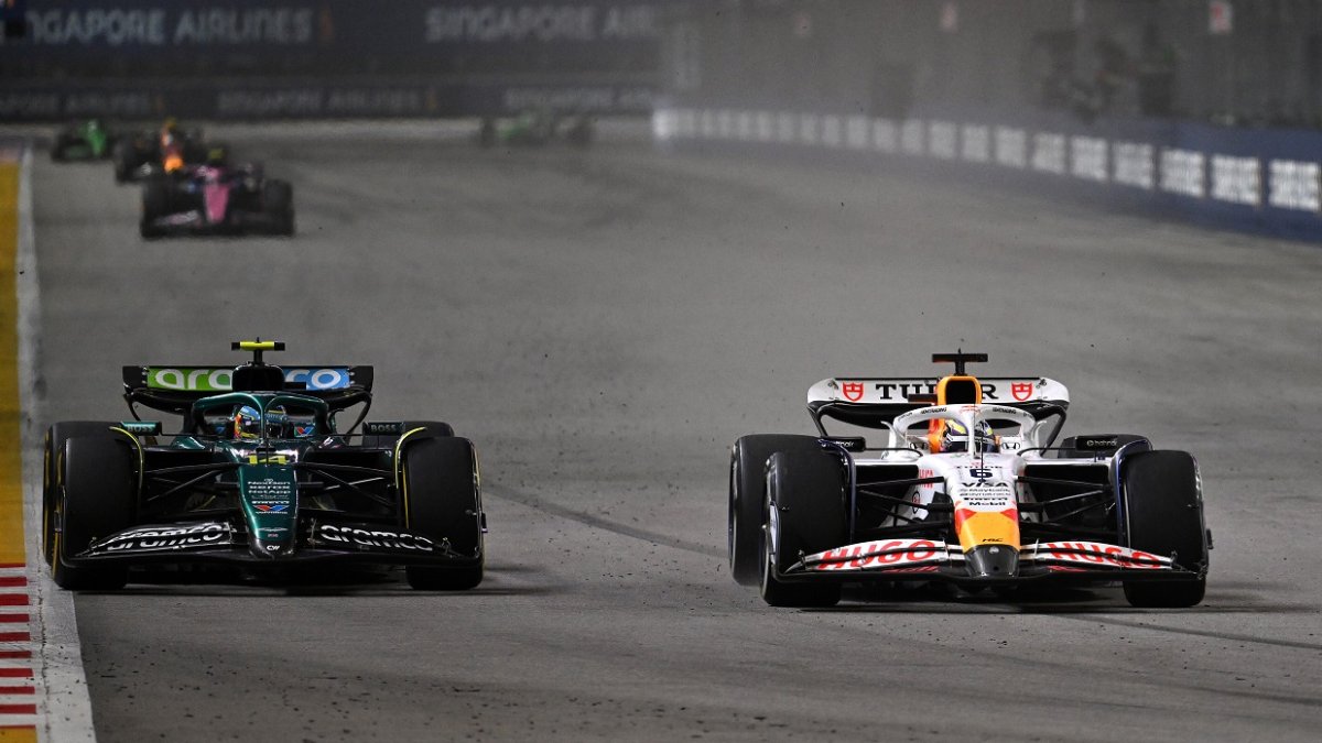 Fernando Alonso a Isack Hadjar během souboje v Singapuru