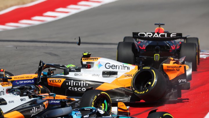 Kolize Mclarenů v prvním kole sprintu 