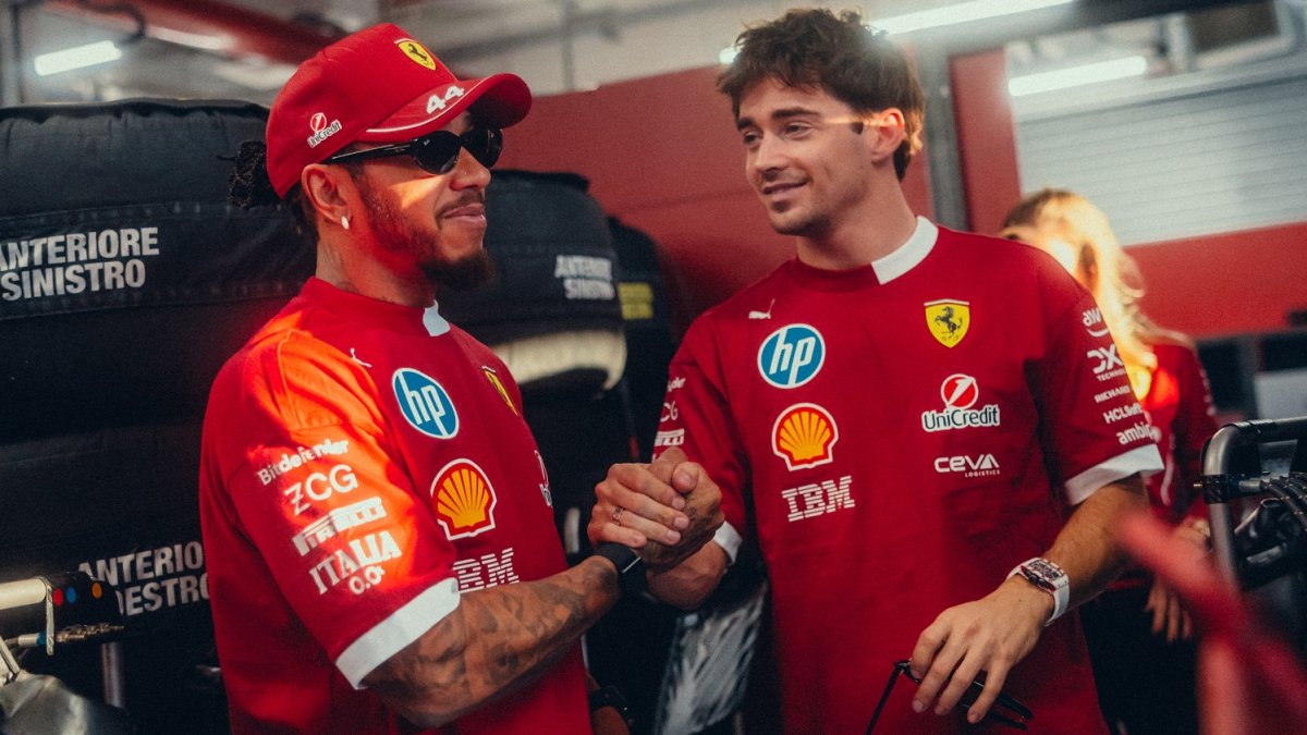 Lewis Hamilton a Charles Leclerc v Kataru