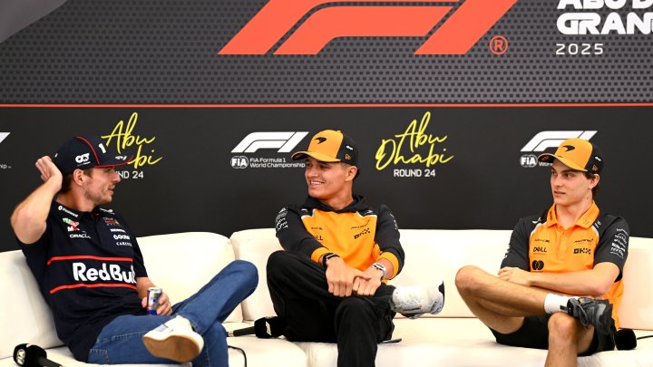 Max Verstappen, Lando Norris a Oscar Piastri na tiskové konferenci k bitvě o titul