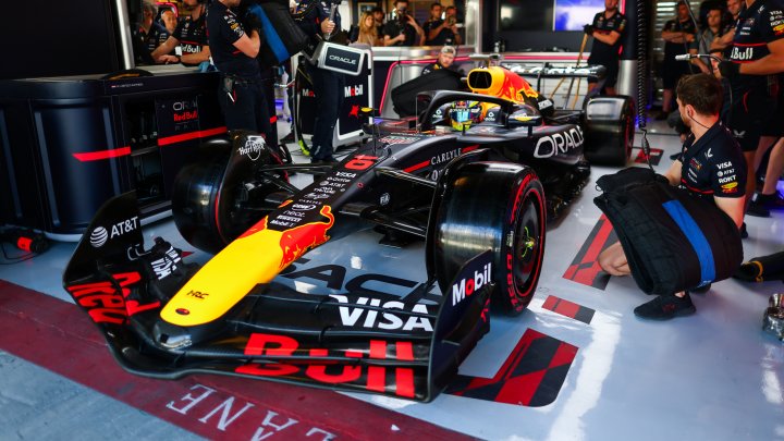 Isack Hadjar během testu v Abú Zabí