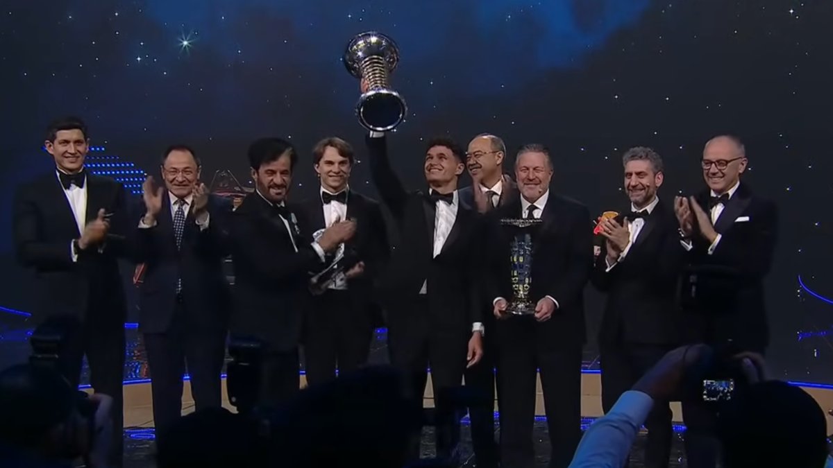 Lando Norris si na galavečeru FIA převzal vítěznou trofej