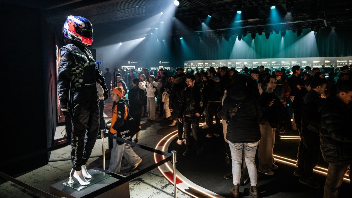 Česká loterijní společnost Allwyn a tým McLaren v pražských Holešovicích oslavily úspěšný rok