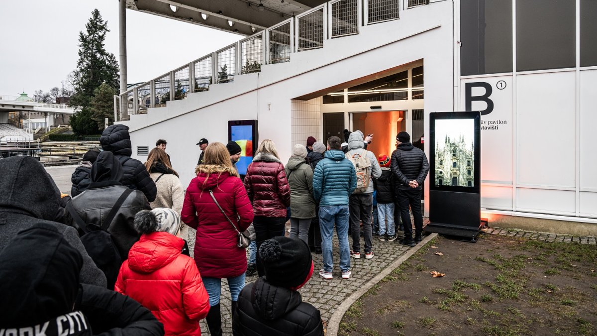 Česká loterijní společnost Allwyn a tým McLaren v pražských Holešovicích oslavily úspěšný rok