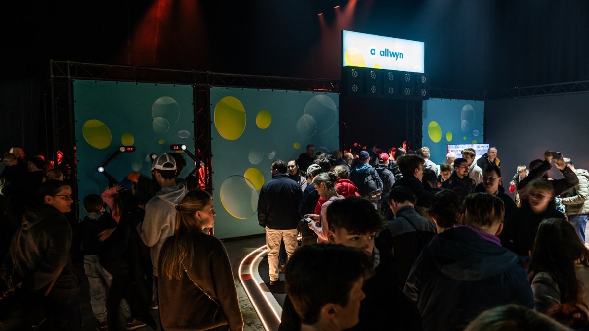 Česká loterijní společnost Allwyn a tým McLaren v pražských Holešovicích oslavily úspěšný rok