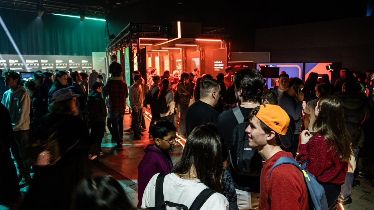 Česká loterijní společnost Allwyn a tým McLaren v pražských Holešovicích oslavily úspěšný rok