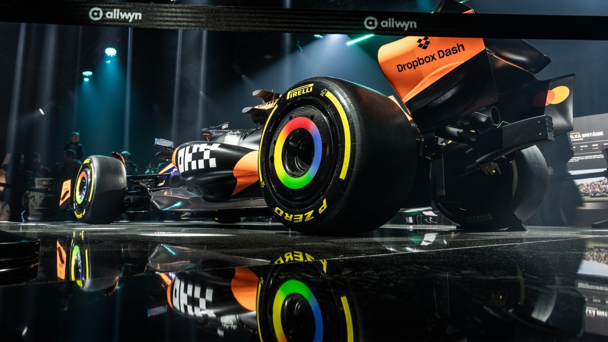 Česká loterijní společnost Allwyn a tým McLaren v pražských Holešovicích oslavily úspěšný rok