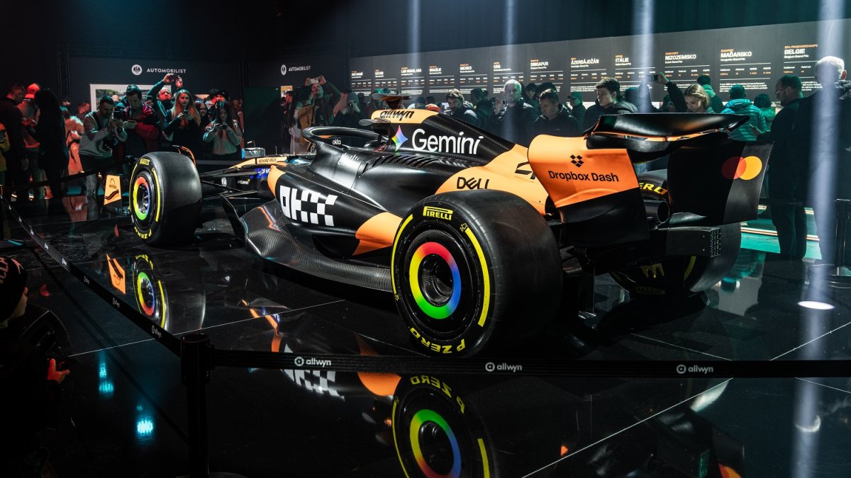 Česká loterijní společnost Allwyn a tým McLaren v pražských Holešovicích oslavily úspěšný rok