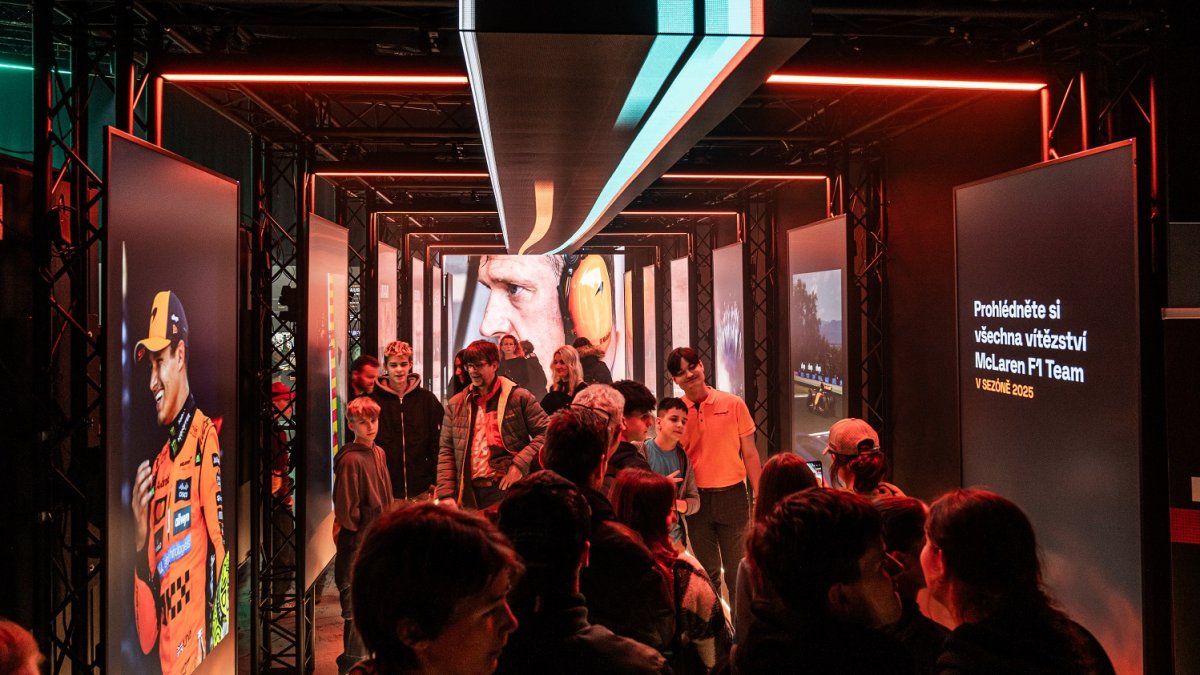 Česká loterijní společnost Allwyn a tým McLaren v pražských Holešovicích oslavily úspěšný rok