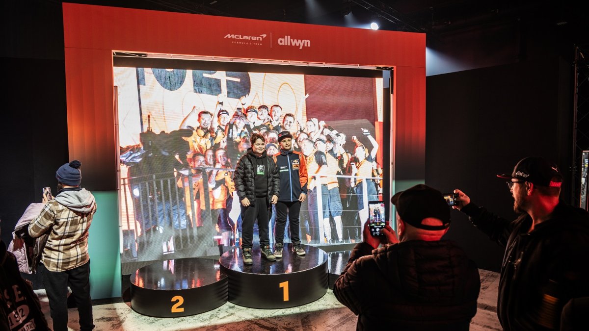 Česká loterijní společnost Allwyn a tým McLaren v pražských Holešovicích oslavily úspěšný rok