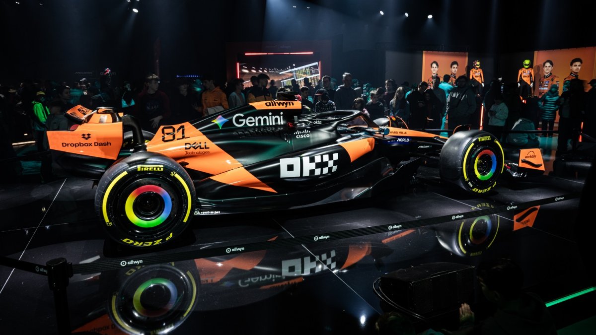 Česká loterijní společnost Allwyn a tým McLaren v pražských Holešovicích oslavily úspěšný rok