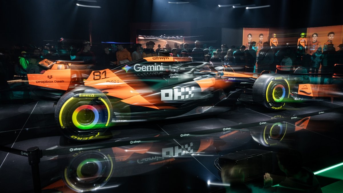 Česká loterijní společnost Allwyn a tým McLaren v pražských Holešovicích oslavily úspěšný rok