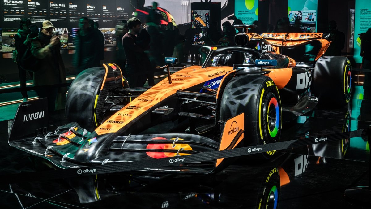 Česká loterijní společnost Allwyn a tým McLaren v pražských Holešovicích oslavily úspěšný rok