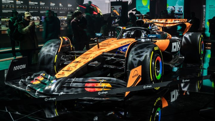 Česká loterijní společnost Allwyn a tým McLaren v pražských Holešovicích oslavily úspěšný rok