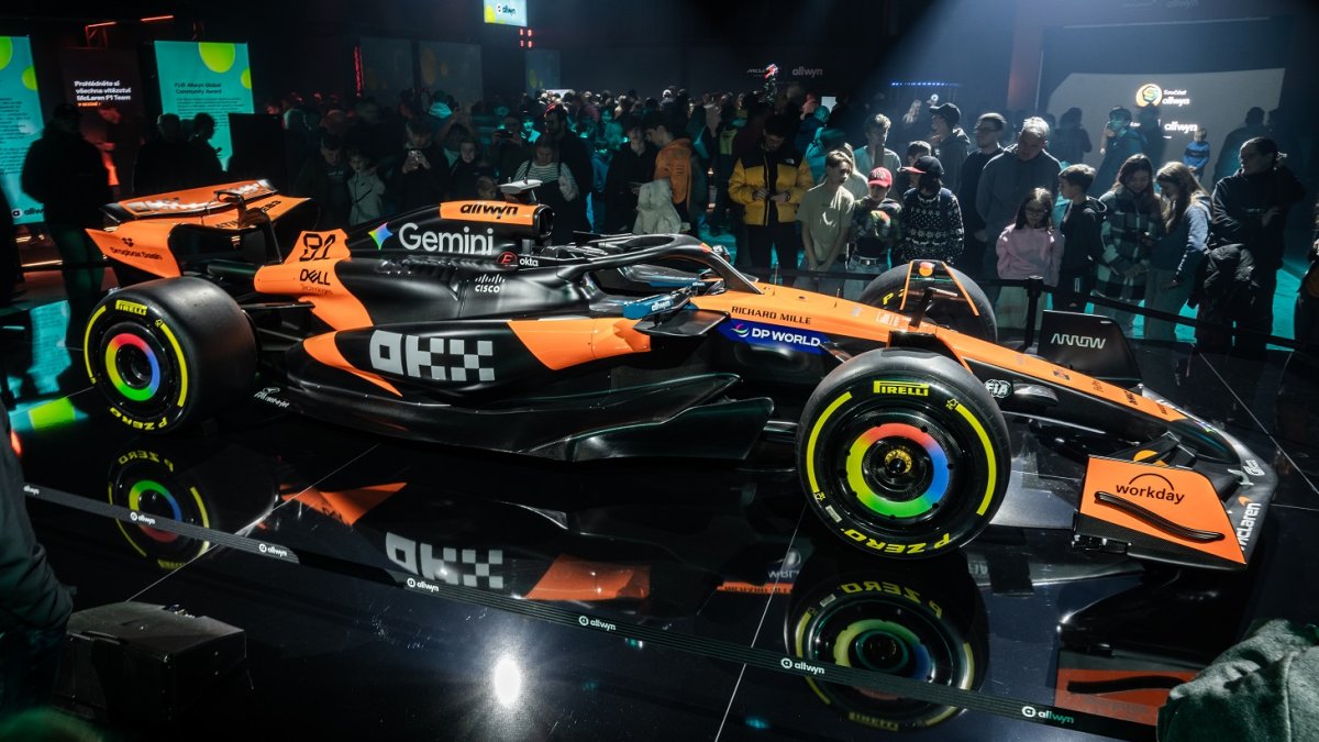 Česká loterijní společnost Allwyn a tým McLaren v pražských Holešovicích oslavily úspěšný rok