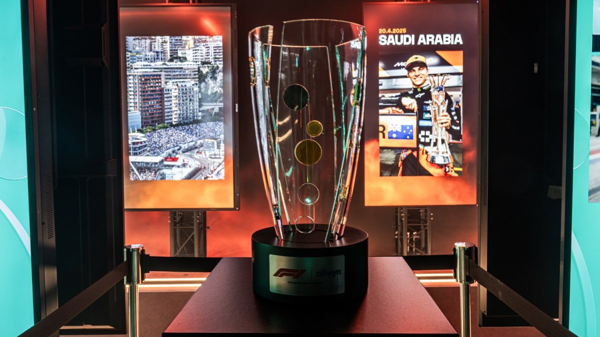 Česká loterijní společnost Allwyn a tým McLaren v pražských Holešovicích oslavily úspěšný rok