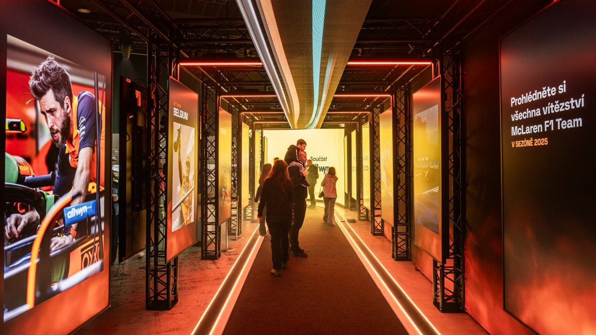 Česká loterijní společnost Allwyn a tým McLaren v pražských Holešovicích oslavily úspěšný rok