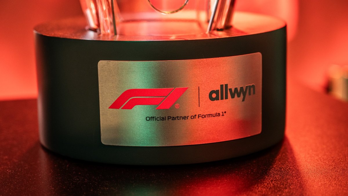 Česká loterijní společnost Allwyn a tým McLaren v pražských Holešovicích oslavily úspěšný rok