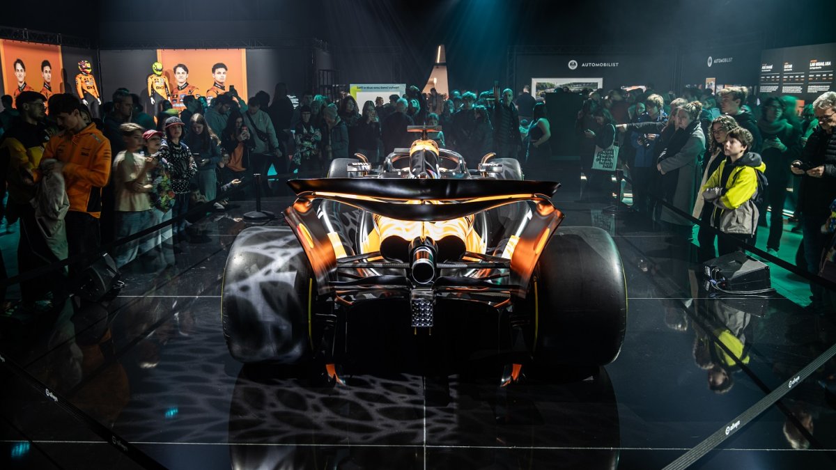 Česká loterijní společnost Allwyn a tým McLaren v pražských Holešovicích oslavily úspěšný rok