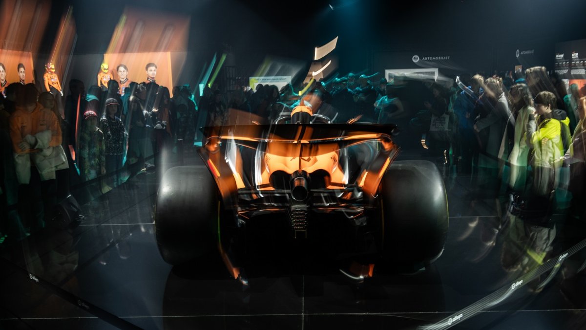 Česká loterijní společnost Allwyn a tým McLaren v pražských Holešovicích oslavily úspěšný rok