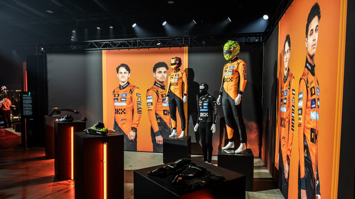 Česká loterijní společnost Allwyn a tým McLaren v pražských Holešovicích oslavily úspěšný rok