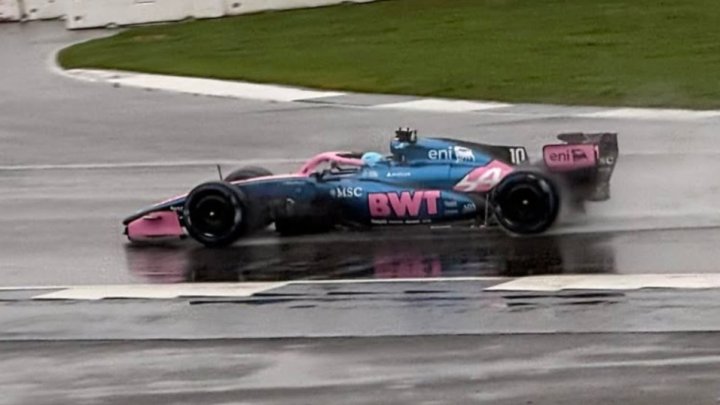 Alpine během filmovacího dne na Silverstonu