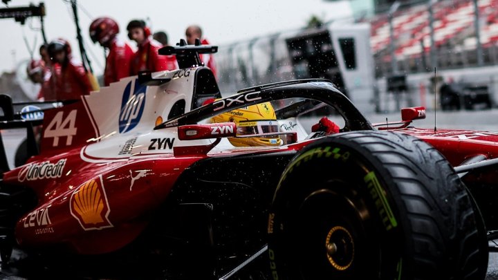 Lewis Hamilton během testů v Barceloně