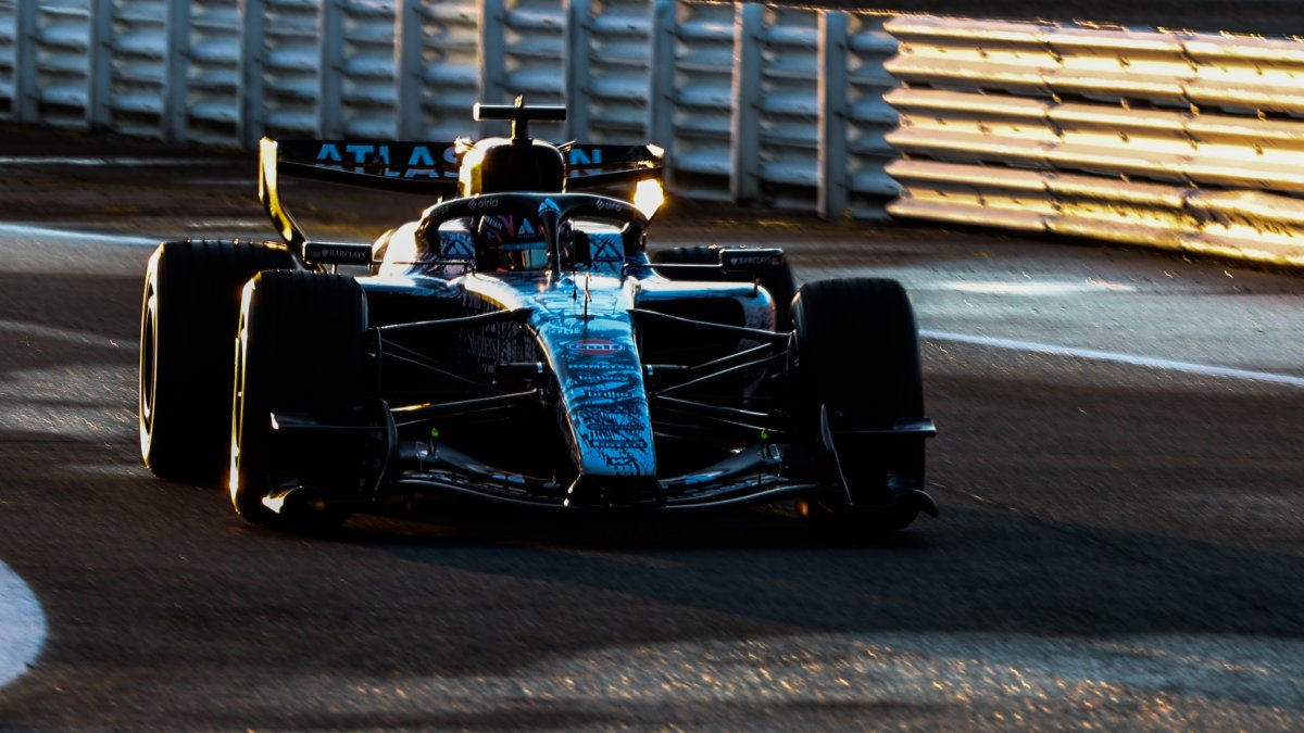 Alex Albon v monopostu Williamsu FW48
