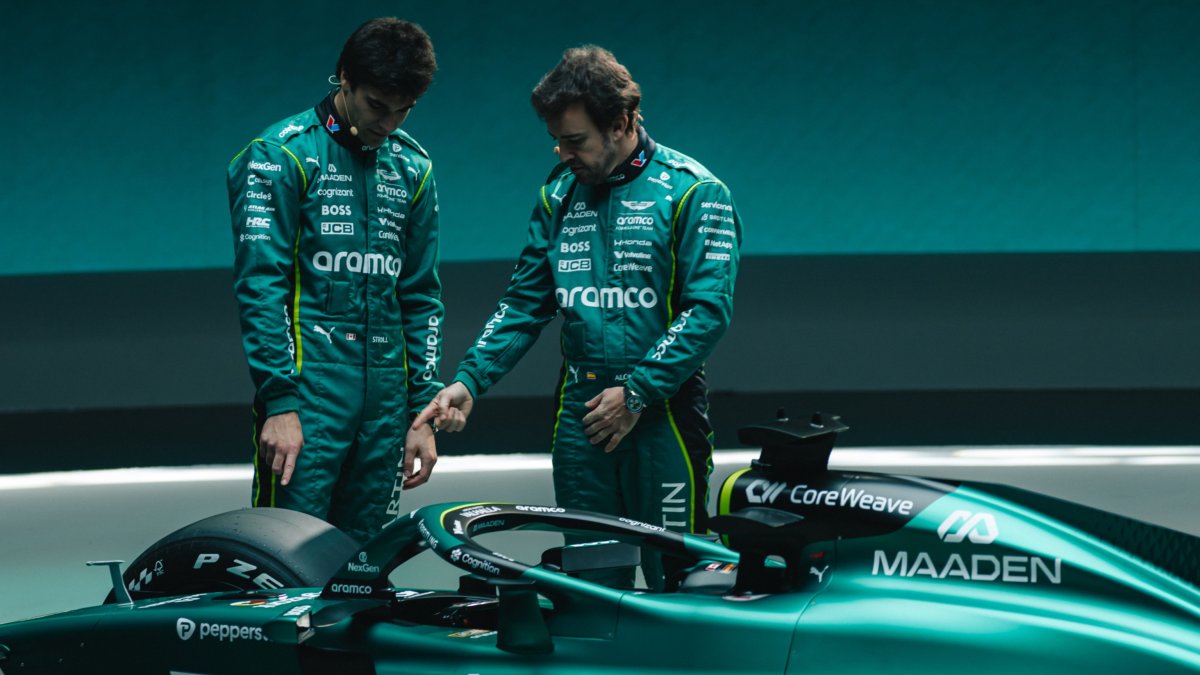 Lance Stroll a Fernanado Alonso obdivují monopost AMR26