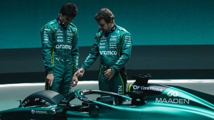 Lance Stroll a Fernanado Alonso obdivují monopost AMR26