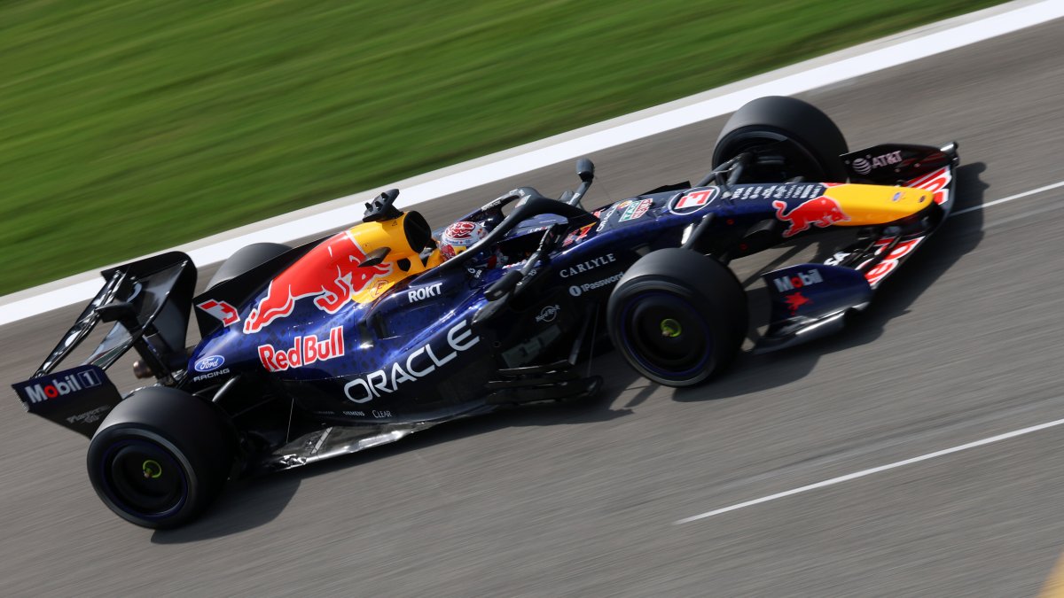 Max Verstappen s Red Bullem RB22 na testech v Bahrajnu