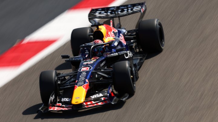 Max Verstappen s Red Bullem RB22 na testech v Bahrajnu