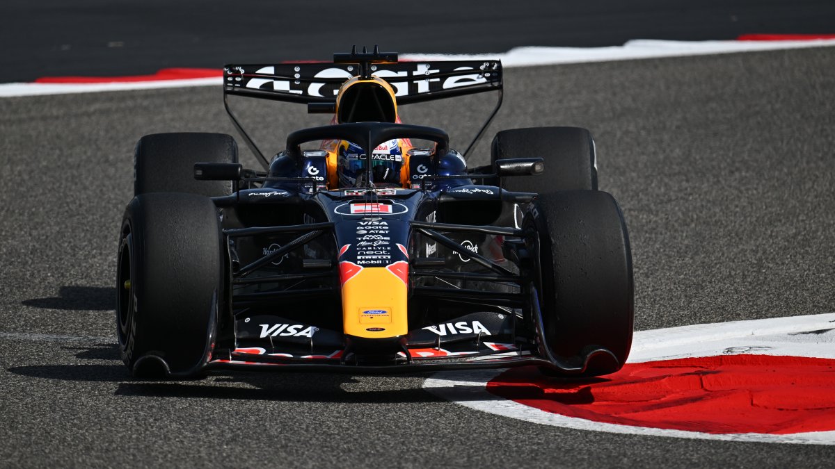 Max Verstappen s Red Bullem RB22 na testech v Bahrajnu