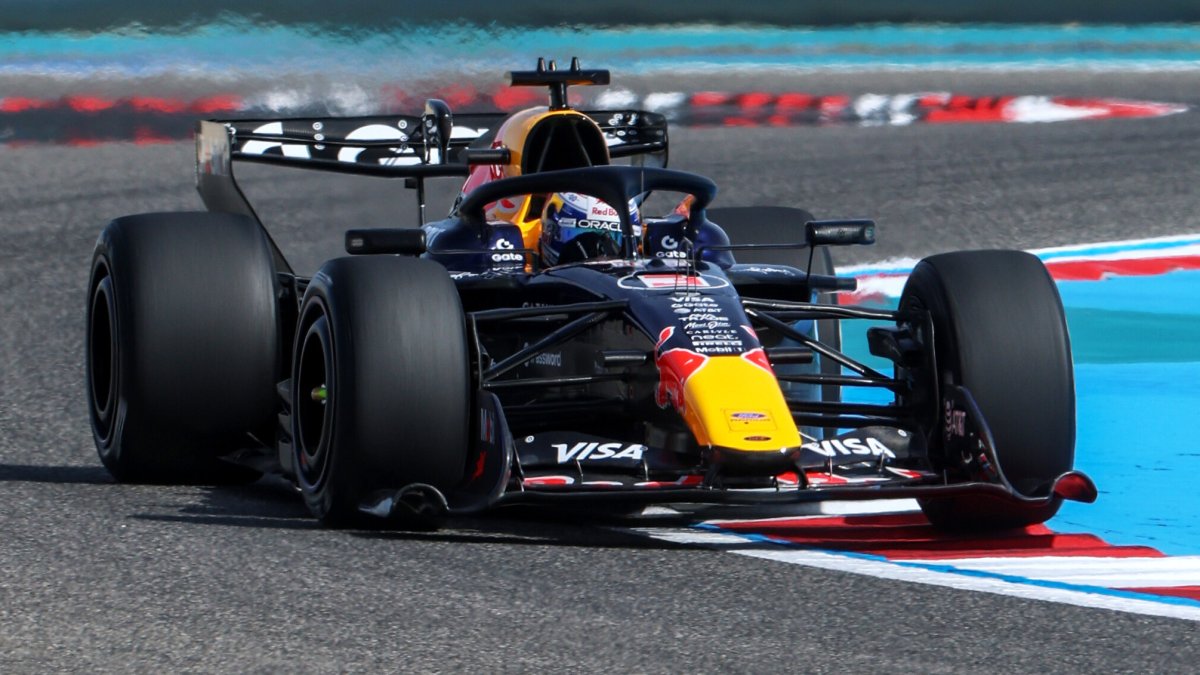 Max Verstappen s Red Bullem RB22 na testech v Bahrajnu